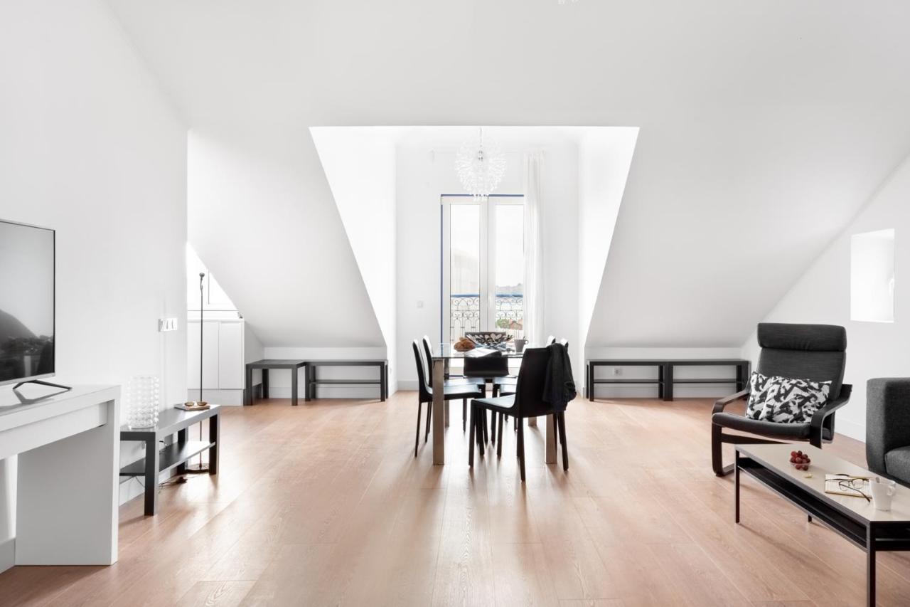 Daire Joivy Modern Flat With River View Near Bica Elevator